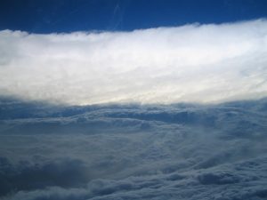 Panoramique de "l'oeil" du cyclone tropical Katrina et du "mur de l'oeil". La fréquence et l'intensité des cyclones risquent d'être modifiées par le changement climatique. Copyright F. Roux/CNRS